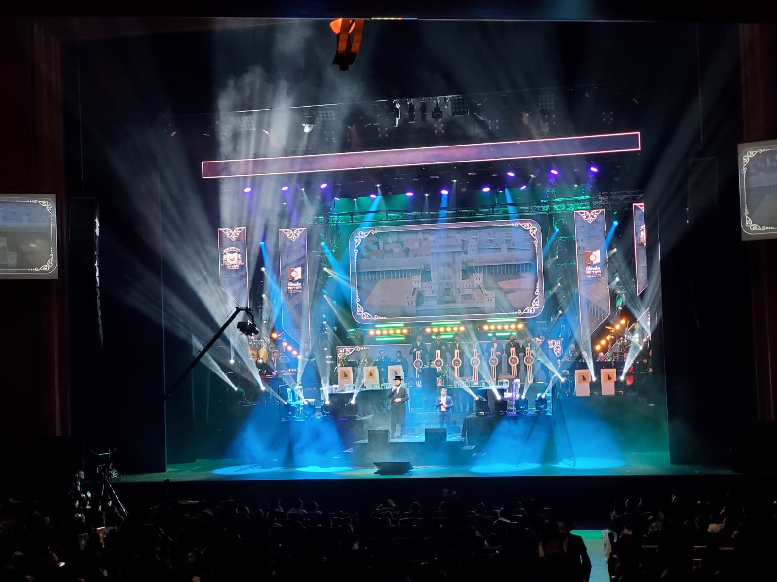 How To Build A Scenic Look Using Only Lighting